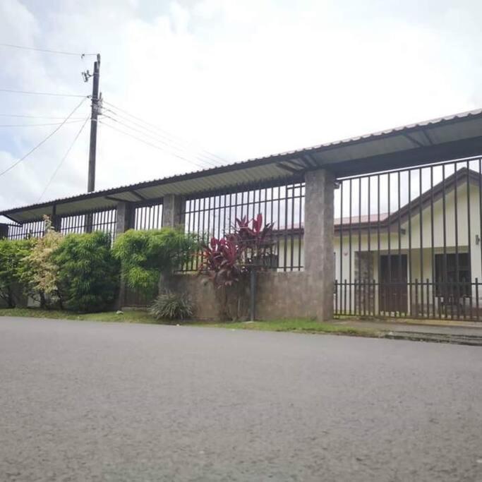 Elegant Villa In La Fortuna With Spacious Backyard Plus Very Private Pool & Parking Εξωτερικό φωτογραφία
