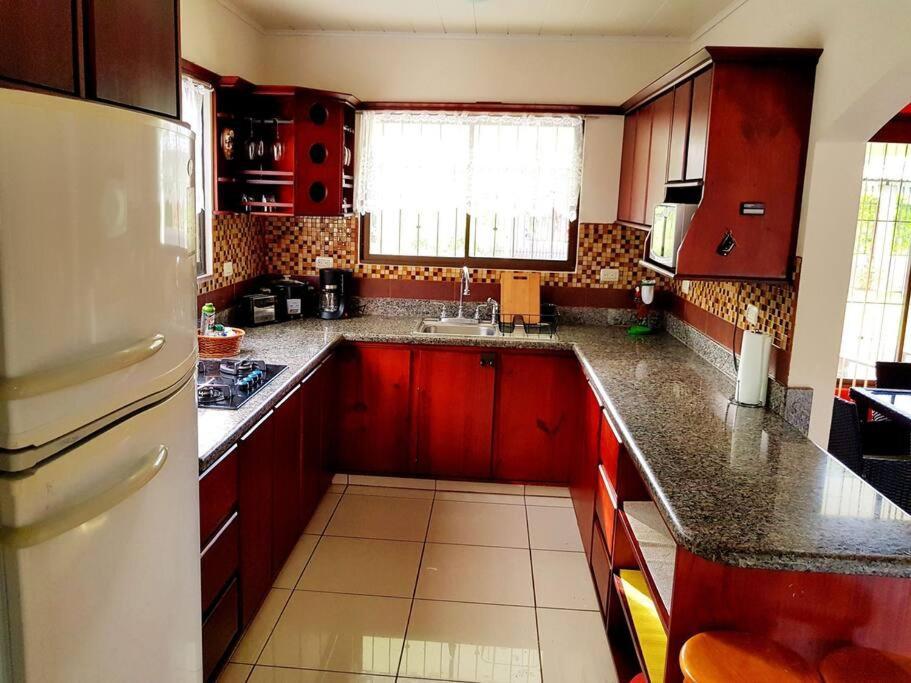 Elegant Villa In La Fortuna With Spacious Backyard Plus Very Private Pool & Parking Εξωτερικό φωτογραφία