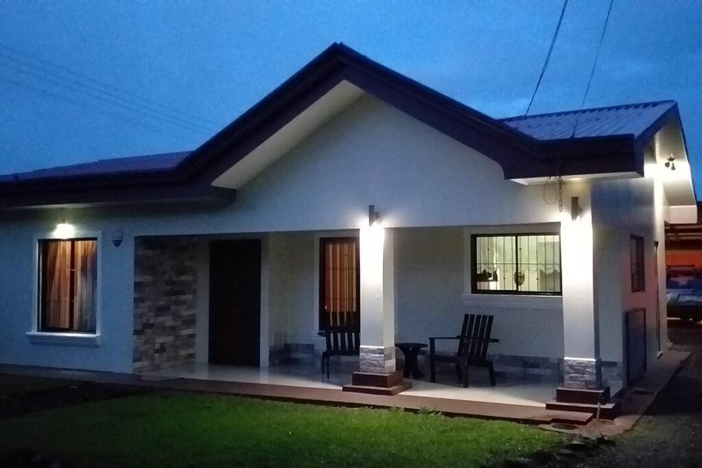Elegant Villa In La Fortuna With Spacious Backyard Plus Very Private Pool & Parking Εξωτερικό φωτογραφία